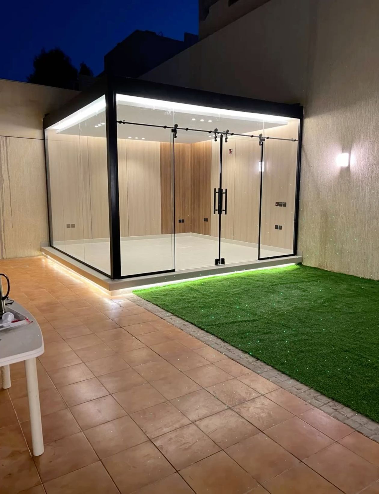 تركيبة مضلات خارجية في حدائق المنازل