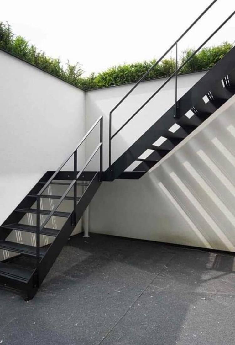 اعمالنا في الدرابزين والسلالم