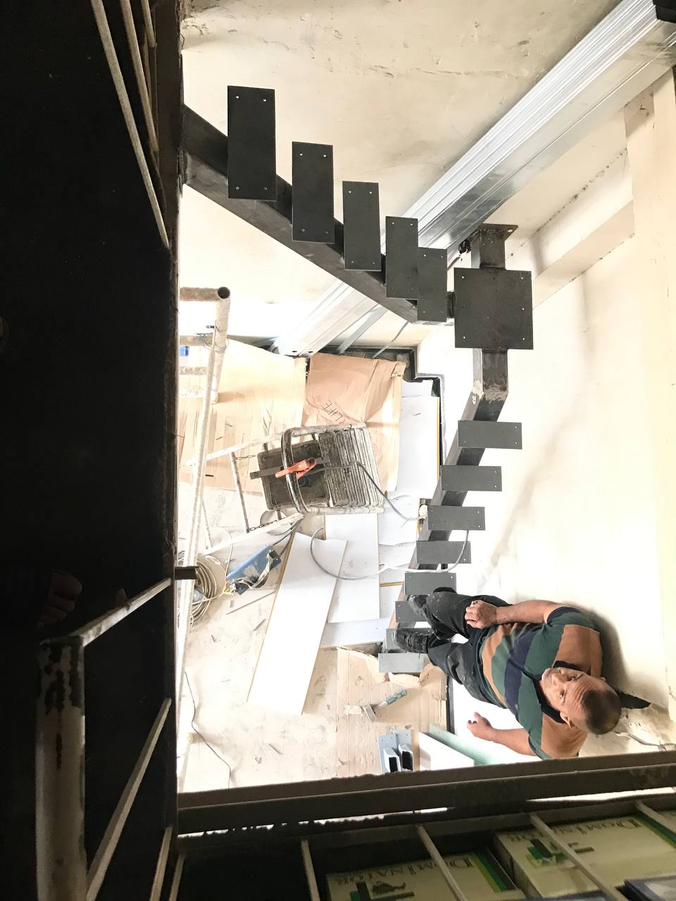 اعمالنا في الدرابزين والسلالم