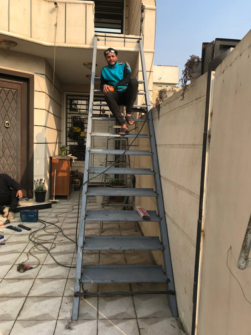 اعمالنا في الدرابزين والسلالم