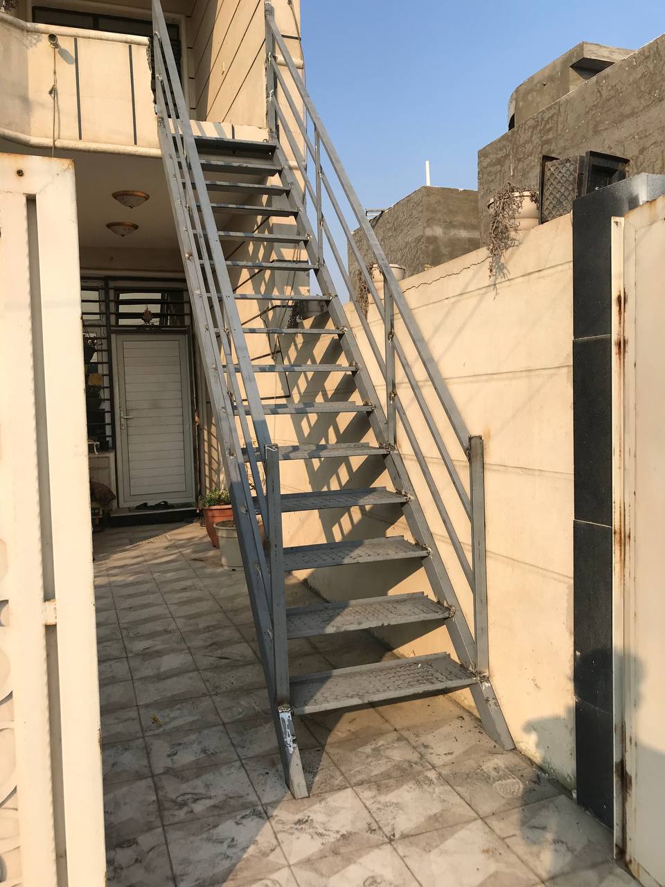 اعمالنا في الدرابزين والسلالم