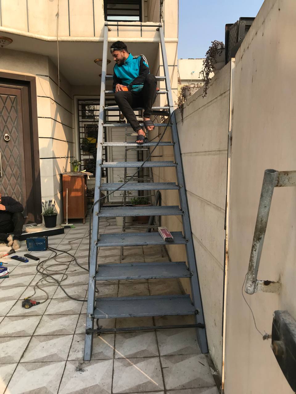 اعمالنا في الدرابزين والسلالم