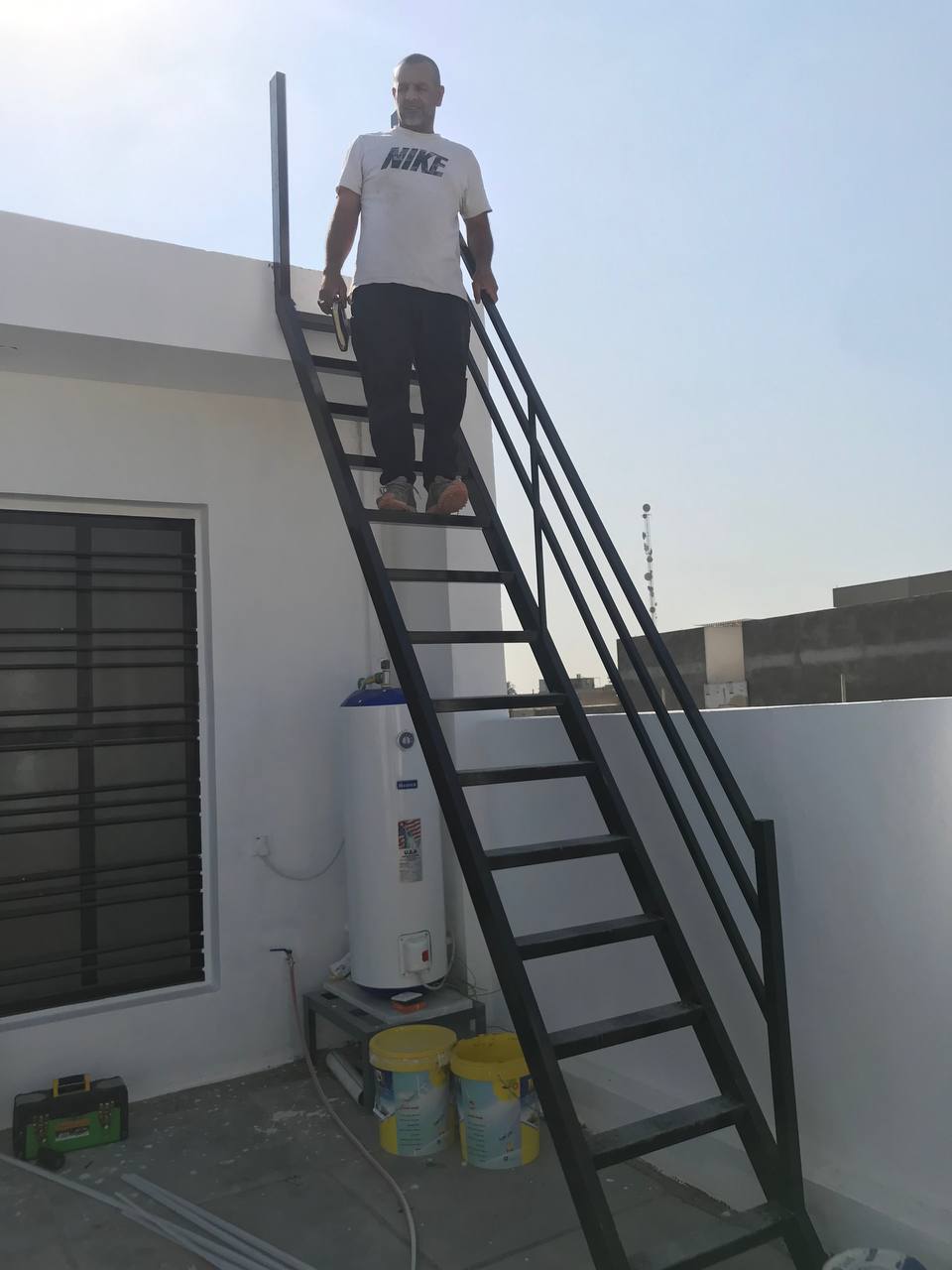 اعمالنا في الدرابزين والسلالم