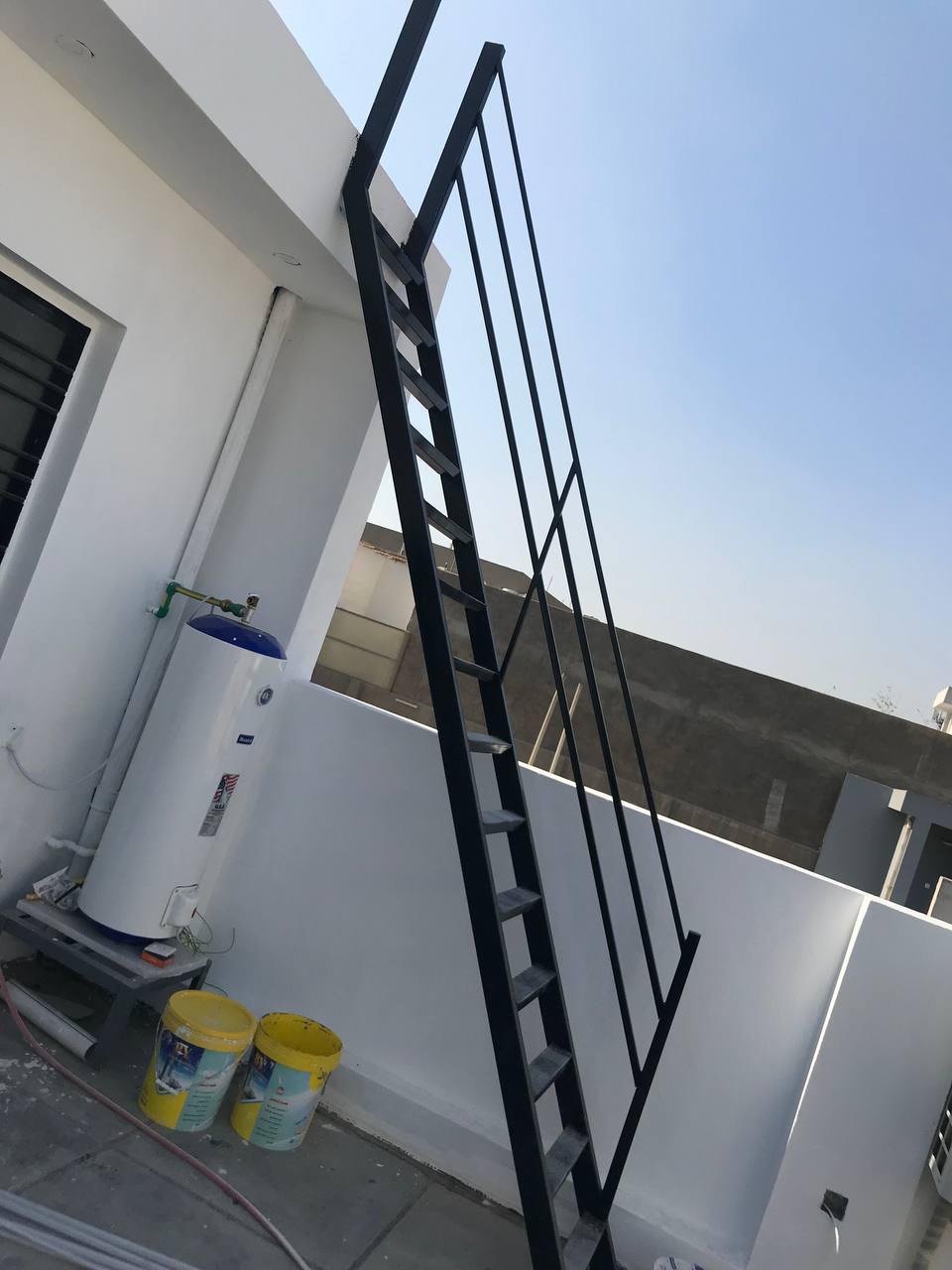 اعمالنا في الدرابزين والسلالم