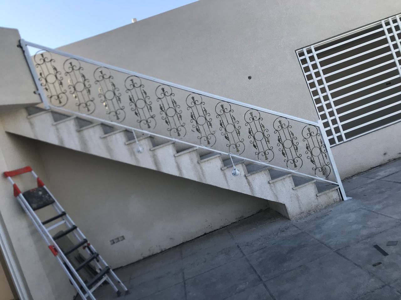 اعمالنا في الدرابزين والسلالم