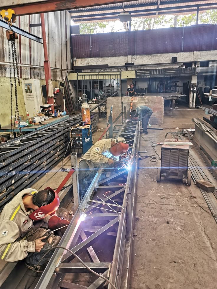 اعمالنا في صناعة وتجهيز وتركيب الهناجر