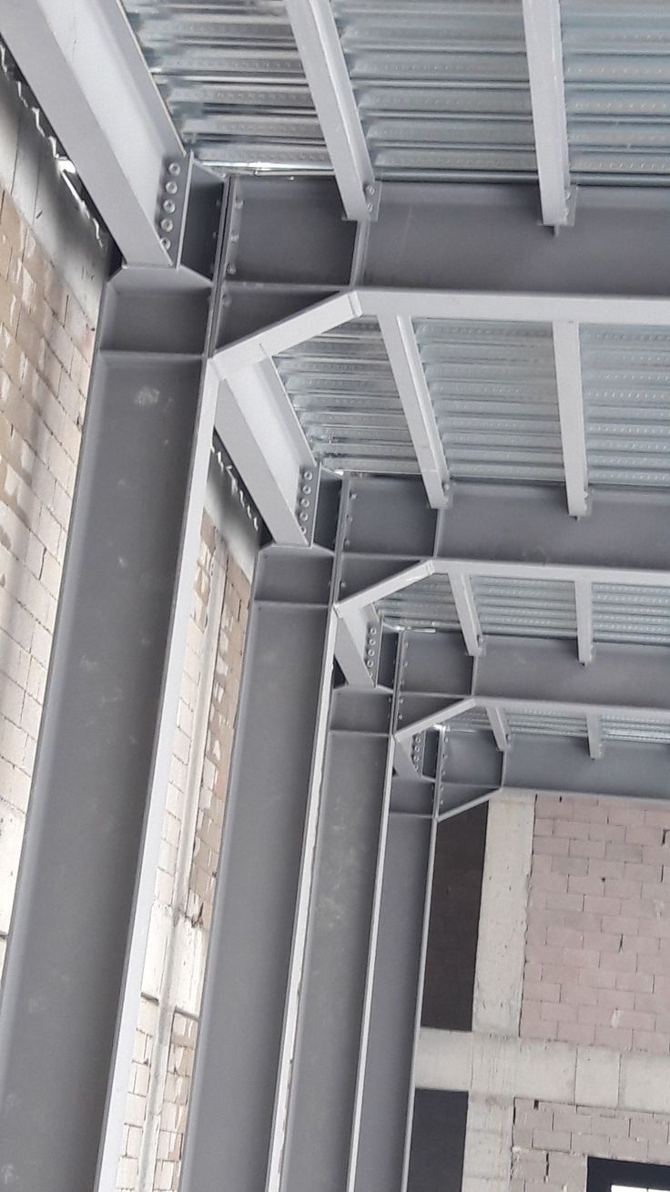 صورة توثق مراحل التصنيع والتركيب في اعمالنا بالهناجر الكبيرة والصغيرة