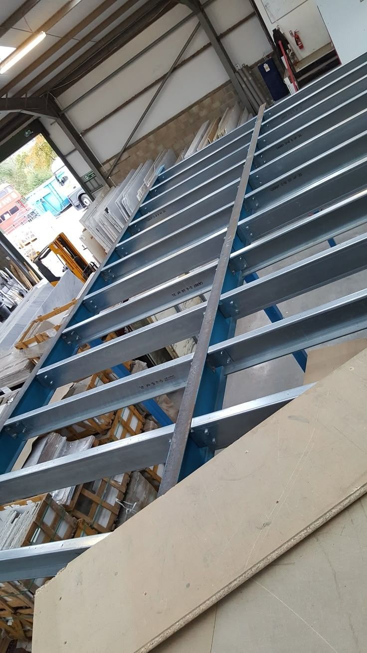 صورة توثق مراحل التصنيع والتركيب في اعمالنا بالهناجر الكبيرة والصغيرة