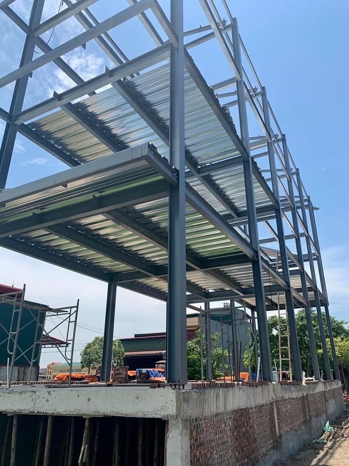 صورة توثق مراحل التصنيع والتركيب في اعمالنا بالهناجر الكبيرة والصغيرة