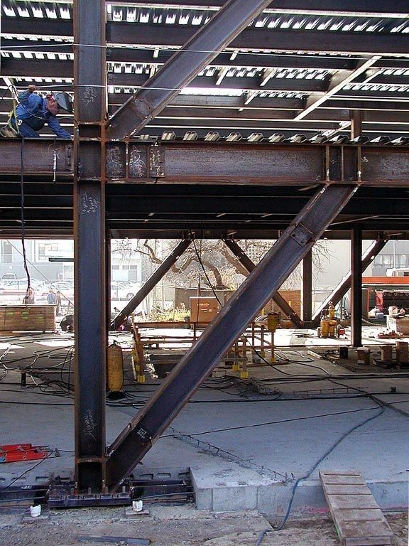 صورة توثق مراحل التصنيع والتركيب في اعمالنا بالهناجر الكبيرة والصغيرة