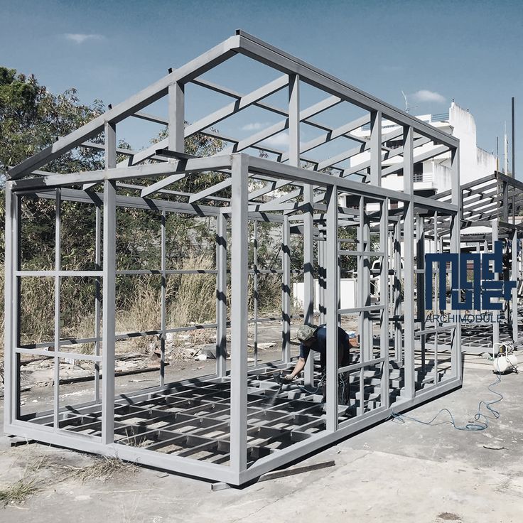 صورة توثق مراحل التصنيع والتركيب في اعمالنا بالهناجر الكبيرة والصغيرة