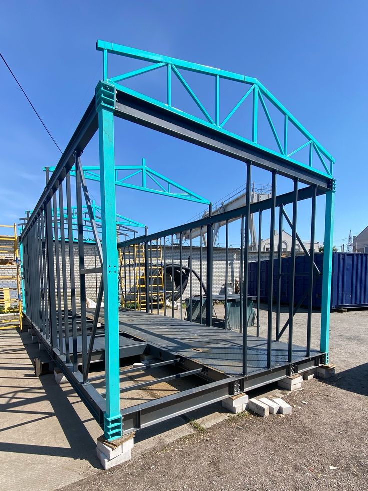 صورة توثق مراحل التصنيع والتركيب في اعمالنا بالهناجر الكبيرة والصغيرة