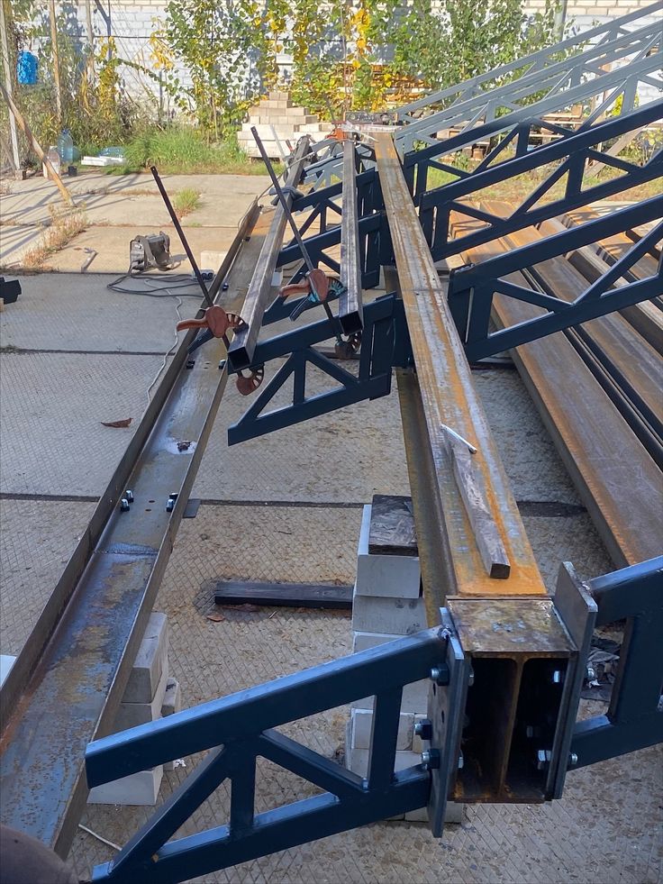 صورة توثق مراحل التصنيع والتركيب في اعمالنا بالهناجر الكبيرة والصغيرة