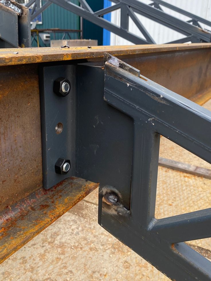 صورة توثق مراحل التصنيع والتركيب في اعمالنا بالهناجر الكبيرة والصغيرة