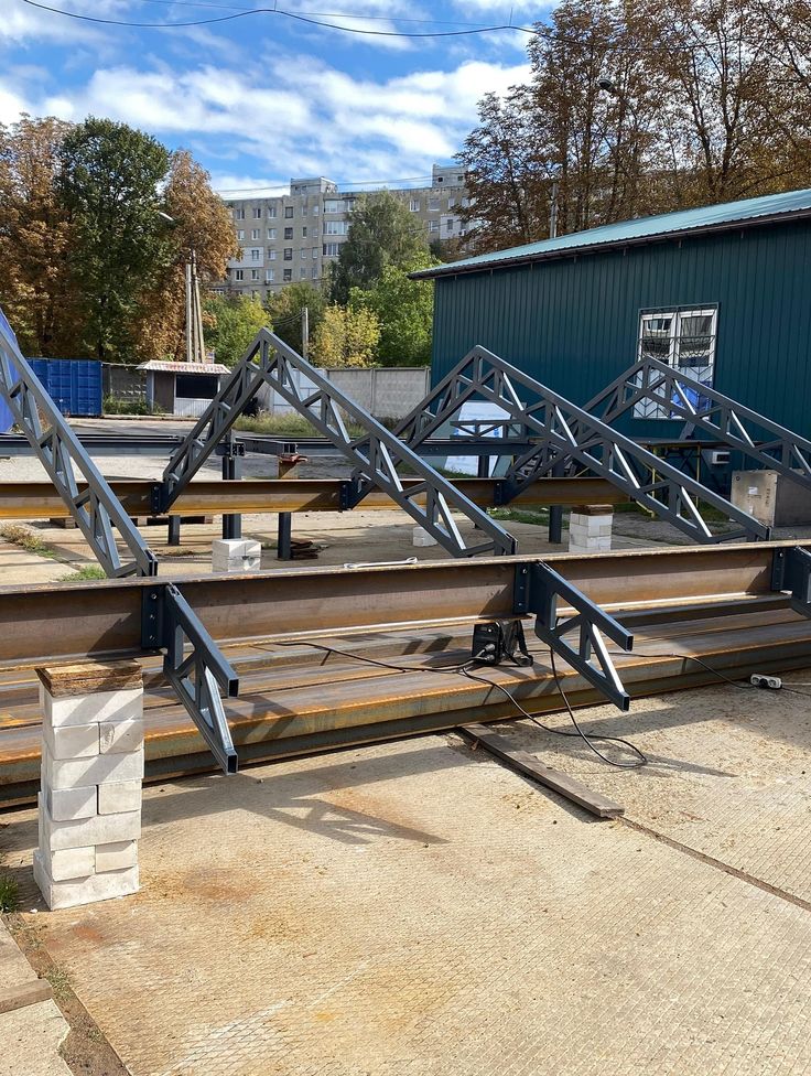 صورة توثق مراحل التصنيع والتركيب في اعمالنا بالهناجر الكبيرة والصغيرة