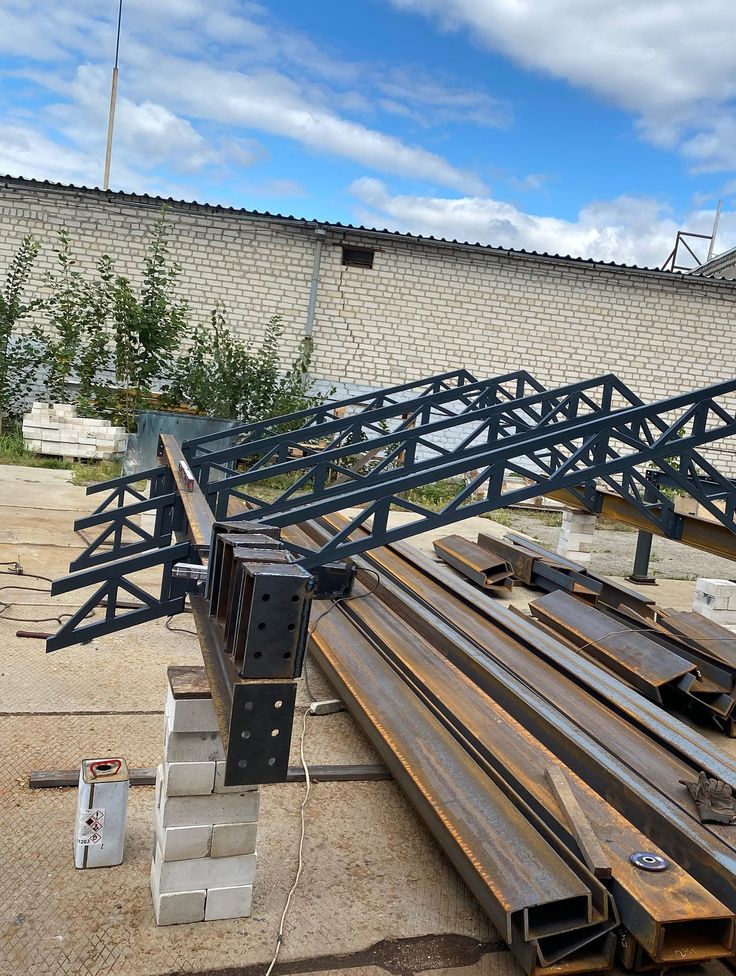 صورة توثق مراحل التصنيع والتركيب في اعمالنا بالهناجر الكبيرة والصغيرة