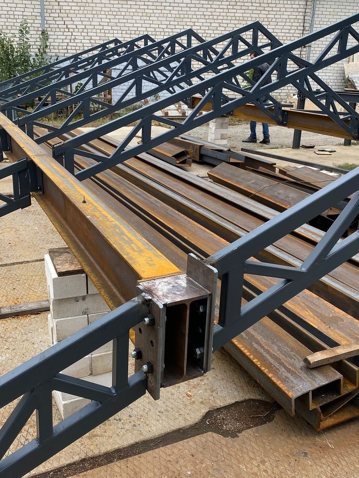 صورة توثق مراحل التصنيع والتركيب في اعمالنا بالهناجر الكبيرة والصغيرة