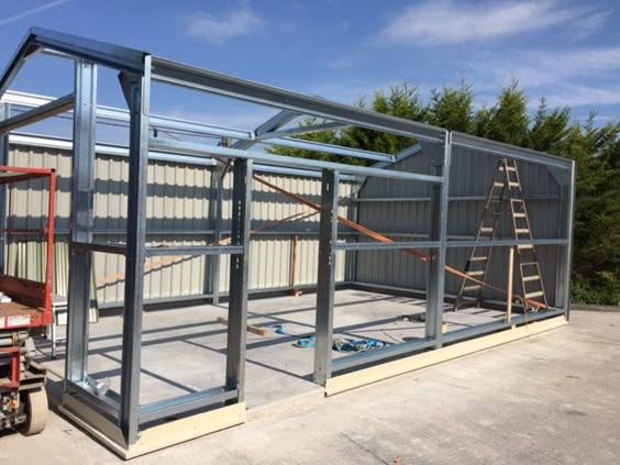 صورة توثق مراحل التصنيع والتركيب في اعمالنا بالهناجر الكبيرة والصغيرة