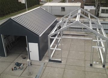 صورة توثق مراحل التصنيع والتركيب في اعمالنا بالهناجر الكبيرة والصغيرة