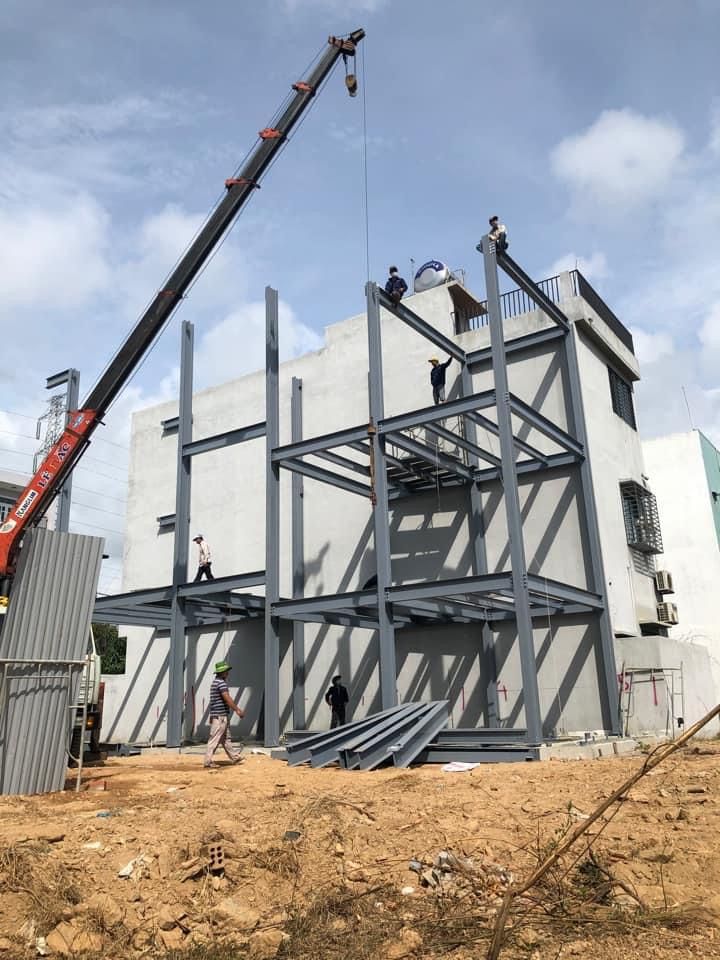 صورة توثق مراحل التصنيع والتركيب في اعمالنا بالهناجر الكبيرة والصغيرة بجميع انواعها