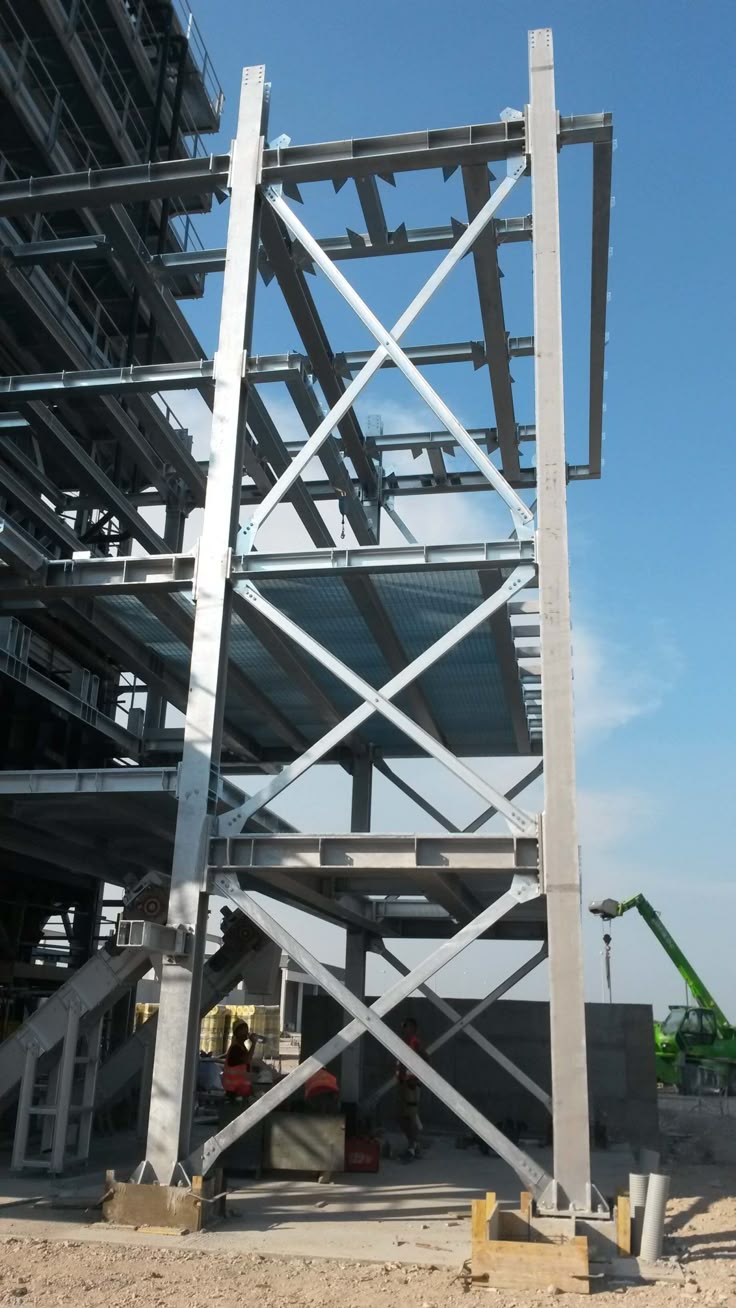 صورة توثق مراحل التصنيع والتركيب في اعمالنا بالهناجر الكبيرة والصغيرة بجميع انواعها