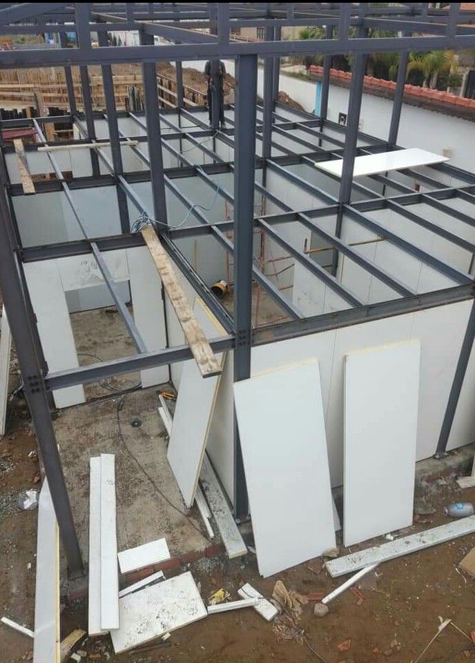 صورة توثق مراحل التصنيع والتركيب في اعمالنا بالهناجر الكبيرة والصغيرة بجميع انواعها