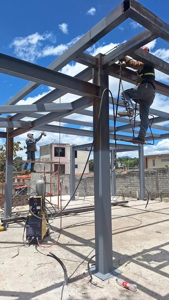 صورة توثق مراحل التصنيع والتركيب في اعمالنا بالهناجر الكبيرة والصغيرة بجميع انواعها