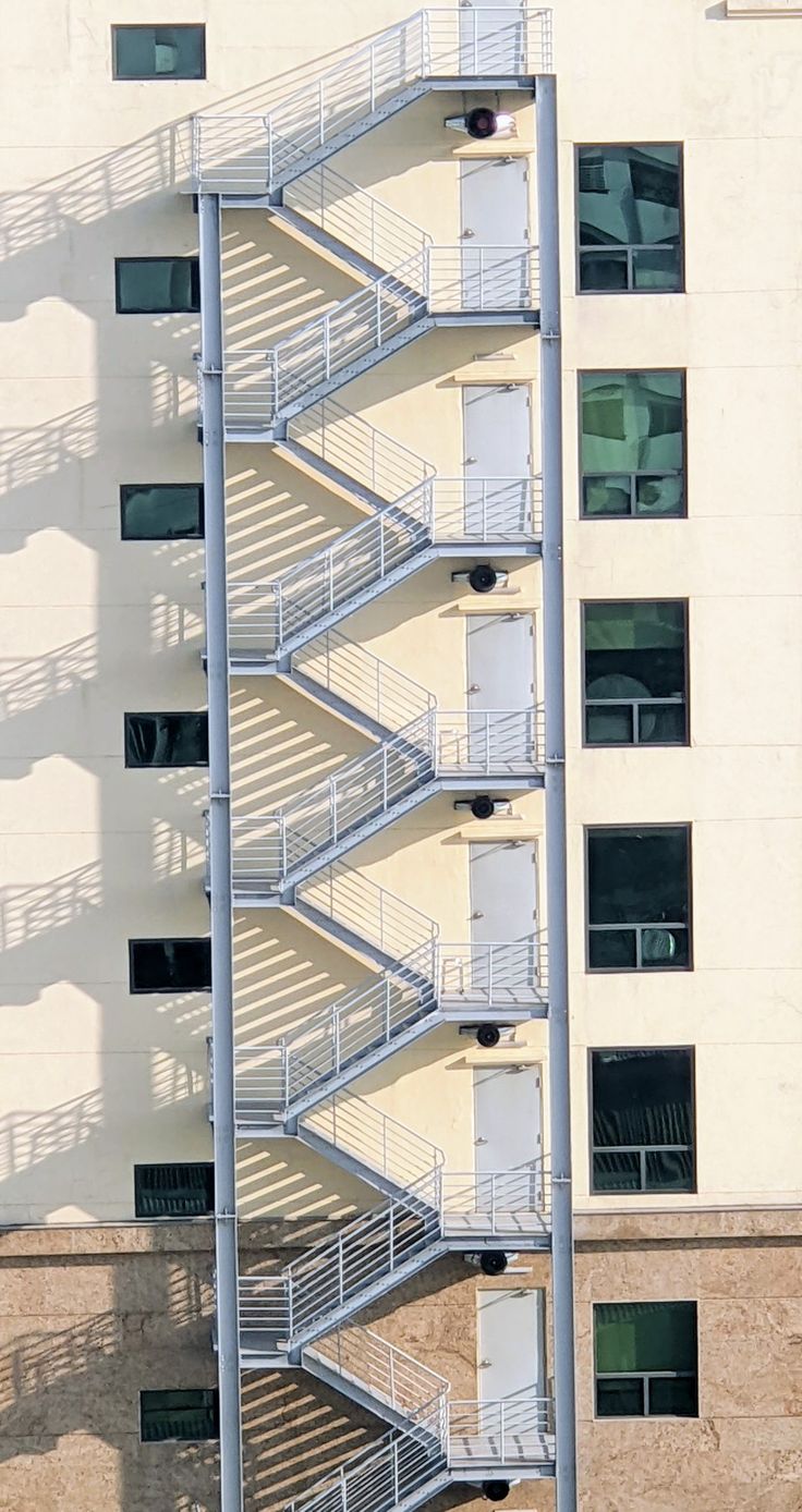 تصميم وتنفيذ سلالم حديد فخمة